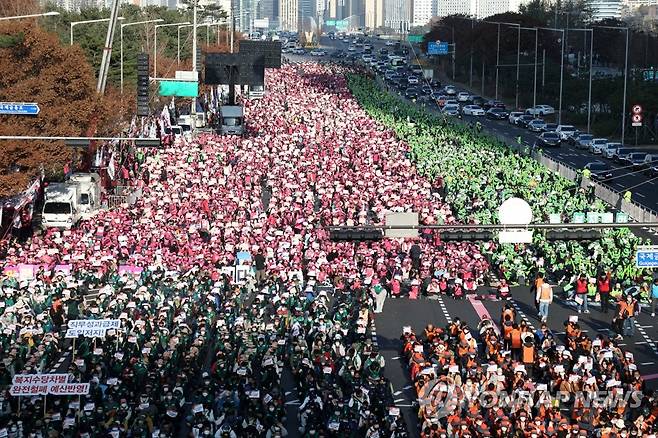 공공부문 비정규직 노동자들의 시위 [연합뉴스 자료사진]