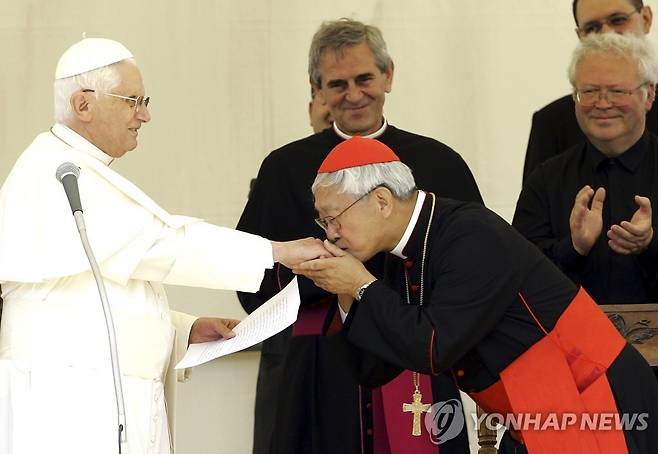 (AP=연합뉴스) 2007년 7월 22일 베네딕토 16세 교황의 손에 입맞춤하는 조지프 쩐 홍콩 추기경. [연합뉴스 자료사진] 2023.1.4.