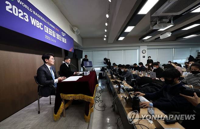 WBC 한국 야구대표팀 명단 발표 (서울=연합뉴스) 김인철 기자 = 4일 오후 서울 강남구 야구회관에서 이강철 야구대표팀 감독(왼쪽)과 조범현 기술위원장이 2023 월드베이스볼클래식(WBC)에 출전하는 한국 야구대표팀 선수 명단 발표 후 취재진 질문에 답하고 있다. 2023.1.4 yatoya@yna.co.kr