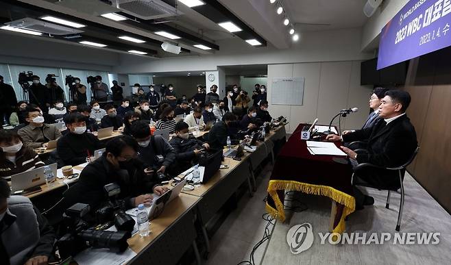 질문에 답하는 조범현 기술위원장 (서울=연합뉴스) 김인철 기자 = 4일 오후 서울 강남구 야구회관에서 조범현 기술위원장(오른쪽)이 2023 월드베이스볼클래식(WBC)에 출전하는 한국 야구대표팀 선수 명단 발표 후 취재진 질문에 답하고 있다. 2023.1.4 yatoya@yna.co.kr