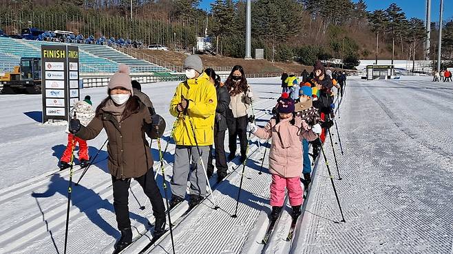 다문화 인식개선 프로젝트 '어글리더클링 시즌2 체험캠프' 참가자들이 동계스포츠를 즐기고 있다. (한국농구발전연구소 제공)