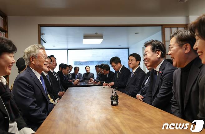 이재명 더불어민주당 대표와 당 지도부가 2일 오후 경남 양산시 하북면 평산마을에서 문재인 전 대통령 부부를 예방해 환담을 나누고 있다. (더불어민주당 제공) ⓒ 뉴스1