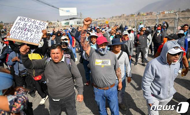 4일(현지시간) 페루 안데스 산맥 인근 도시 아레키파에서 디나 볼루아르테 현 대통령의 집권에 반대하고 페드로 카스티요 전 대통령의 복권을 요구하는 시위가 열리고 있다. ⓒ AFP=뉴스1 ⓒ News1 강민경 기자