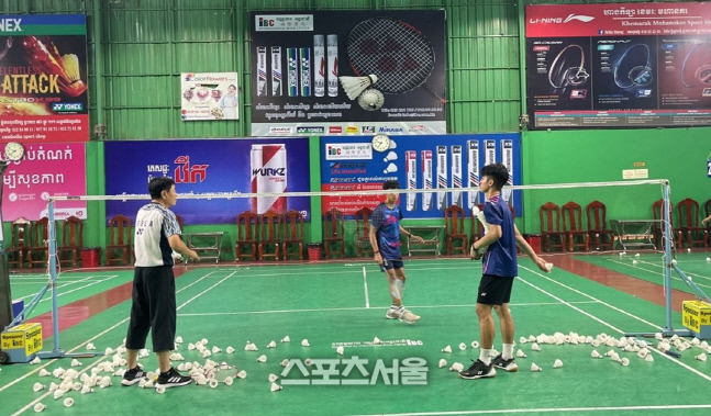 Coach Choi Seong-guk, dispatched by the Korea Badminton Association, is instructing the Cambodian national team players.  provided by the association