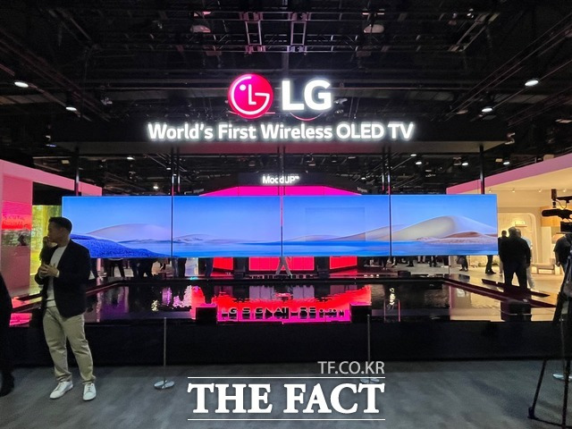 LG전자가 4일(현지시간) CES 2023 개막을 하루 앞두고 'LG 시그니처 올레드M' 제품을 공개했다. /라스베이거스=최문정 기자