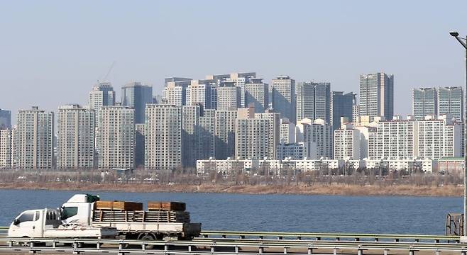 서울시내 아파트를 35층으로 제한한 '35층 룰'이 전면 폐지된다. 서울 한강변 아파트 모습. 뉴시스