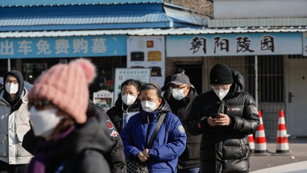 중국 장례 시스템 포화…베이징 화장장 앞에 서있는 시민들 [자료사진 제공 : 연합뉴스]