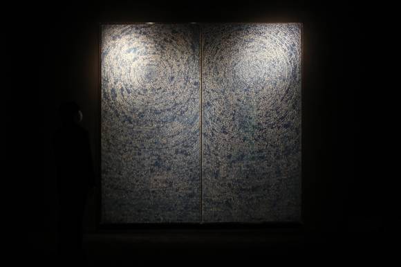 '한국 미술품 최고가'인 서양화가 김환기의 작품 '우주'(Universe 5-IV-71 #200)가 지난 2020년 10월13일 13일 서울 강남구 S2A갤러리 기획전 '화중서가(畵中抒歌) 환기의 노래, 그림이 되다' 언론 공개 행사에 전시되어 있다. '우주'는 2019년 11월 크리스티 홍콩 경매에서 8800만 홍콩달러(한화 약 132억 5000만 원)에 낙찰된 한국 미술품 최고가 작품이다. 전시는 12월 21일까지 무료(예약) 관람할 수 있다. [사진=뉴시스 ]