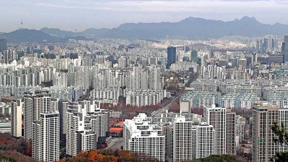 부동산 시장 침체가 이어지는 가운데 강남권 아파트에서도'역전세난'이 발생하고 있다. 서울 강남구 대모산에서 바라본 강남권 아파트의 모습. 뉴스1