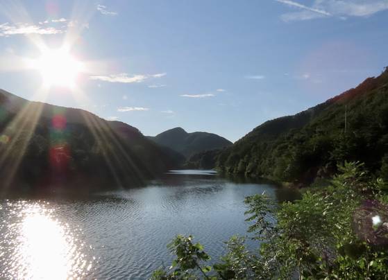 전북 진안군 부귀면 세동리에서 바라본 만덕산과 그 일대는 마치 곰이 웅크리고 있는 모습이다. 그래서 웅치(熊峙)라고 이름 붙었다고 한다. 김홍준 기자