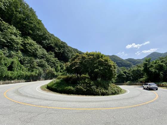 전북 진안군 부귀면 세동리와 완주군 소양면 월상리를 잇는 (현) 웅치를 넘어가는 길 대신 들어선 모래재로 고갯마루에서 한 차량이 완주 방면으로 내려서고 있다. 김홍준 기자