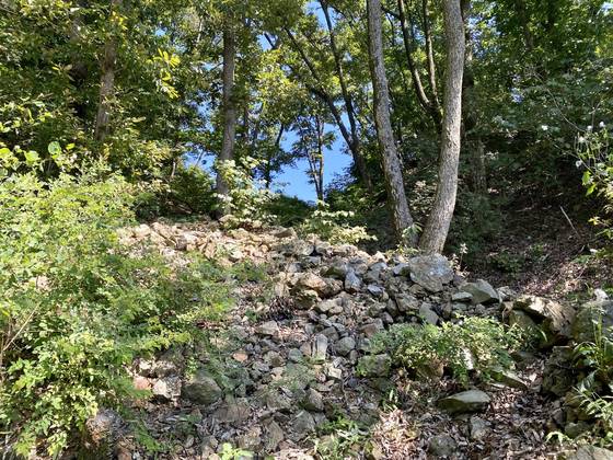 전북 완주군 소양면 두목마을 쪽에서 바라본 덕봉길(옛 웅치길) 고갯마루. 급조한 산성의 흔적으로 보이는 돌무더기가 있다. 역사학자들은 덕봉길이 임진왜란 웅치전투의 주무대라고 보고 있다. 김홍준 기자