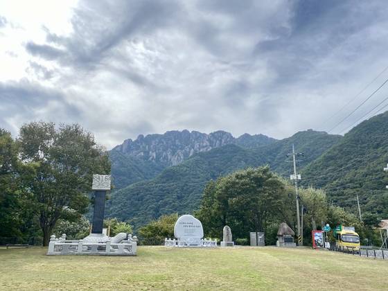 국도 제17호선이 뚫리면서 충남 금산과 전북 완주를 잇는 이치 고갯마루도 도로 위로 올라왔다. 옛 이치 길은 사진 왼쪽의 대둔산휴게소 아래에 있다. 김홍준 기자