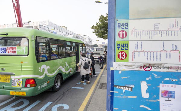 5일 부산도시철도 1호선 부전역 1번 출구 근처 마을버스 정류장에서 승객이 마을버스에 타고 있다.  전민철 기자 jmc@kookje.co.kr