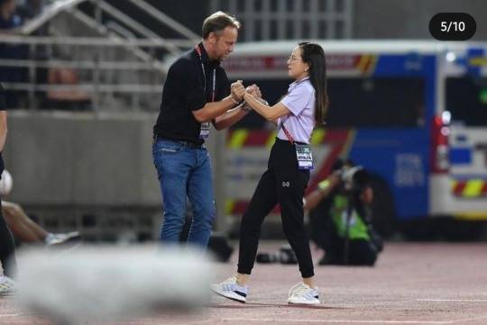 폴킹 감독의 손을 잡고 격려하는 람삼 단장(오른쪽)[사진=누안판 람삼 소셜 미디어/연합뉴스]