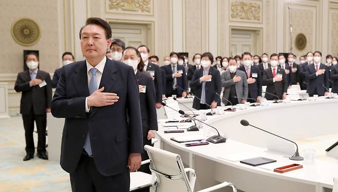 윤석열 대통령이 4일 청와대 영빈관에서 열린 농림축산식품부-해양수산부 업무보고에서 국기에 경례를 하고 있다. [연합]