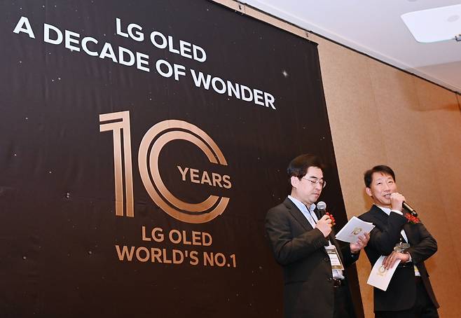 4일(현지시간) 미국 라스베이거스에서 열린 ‘LG OLED TV 탄생 10주년’ 기념 행사에서 박형세(왼쪽) LG전자 HE사업본부장 부사장과 이현우 LG디스플레이 대형 사업부장 전무가 공동 스피치를 통해 OLED 사업의 방향성을 밝히고 상호 협력 분야에 대해 설명하고 있다.[LG디스플레이 제공]