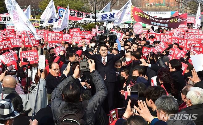 [구미=뉴시스] 이무열 기자 = 윤상현 국민의힘 의원이 5일 오후 경북 구미시 상모동 박정희 전 대통령 생가 앞에서 열린 당대표 후보 출정식에서 지지자들과 함께 파이팅을 외치고 있다. 2023.01.05. lmy@newsis.com