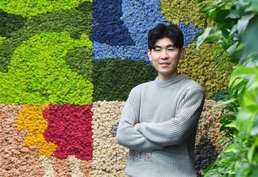 브라더스키퍼 사무실은 다양한 식물 인테리어와 화분들로 빼곡하다. 이끼 식물인 스칸디아모스로 장식한 벽 앞에 선 김성민 대표.