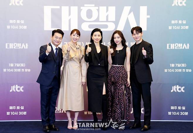 배우 조성하, 전혜진, 이보영, 손나은, 한준우가 5일 오후 온라인으로 진행된 JTBC 토일드라마 '대행사' 제작발표회에 참석해 포즈를 취하고 있다. '대행사'는 VC그룹 최초로 여성 임원이 된 '고아인'이 최초를 넘어 최고의 위치까지 자신의 커리어를 만들어가는 모습을 그린 우아하게 처절한 광고인들의 전투극을 다룬 드라마. 오는 7일 첫 방송. / 사진제공 = JTBC /사진=김창현 기자 chmt@