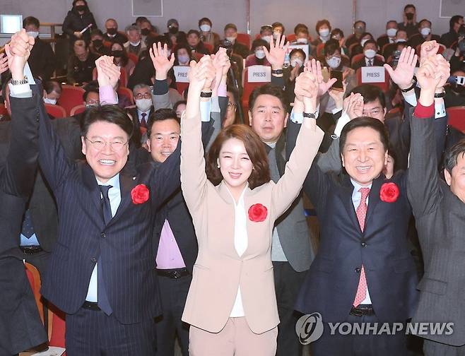 신년인사회 기념촬영하는 김기현·장제원·배현진 (서울=연합뉴스) 임화영 기자 = 국민의힘 차기 당 대표 경선에 출마한 김기현 의원(오른쪽)이 5일 오후 서울 송파구민회관에서 열린 국민의힘 송파을 신년인사회에서 장제원 의원, 배현진 의원 등 국민의힘 의원들과 기념촬영을 하고 있다. 2023.1.5 hwayoung7@yna.co.kr