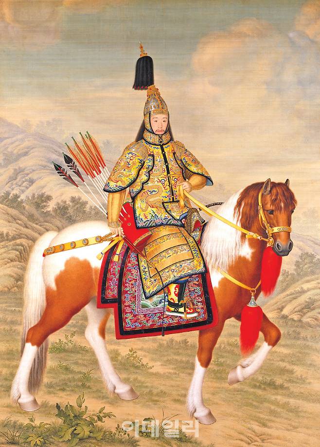 주세페 카스틸리오네의 ‘갑옷을 입고 말을 탄 건륭제’(The Qianlong Emperor in Ceremonial Armor on Horseback·1739). 청나라로 파견된 밀라노공국 예수회 선교사란 본래 신분보다 50여년간 활동한 중국 황실화가로 더 유명한 카스틸리오네가 ‘모신’ 중국 황제는 셋, 강희제·옹정제·건륭제다. 그중 건륭제의 위엄을 부각한 작품은 중국과 서양의 기법·색채·묘사를 적극적으로 섞어 독창적 화면을 만들었다. 이탈리아 로마의 기마상에서 따왔을 구도 뒤로 중국의 산수화를 배경으로 썼다. 비단에 먹과 채색, 332.5×232㎝, 베이징 고궁박물관 소장.