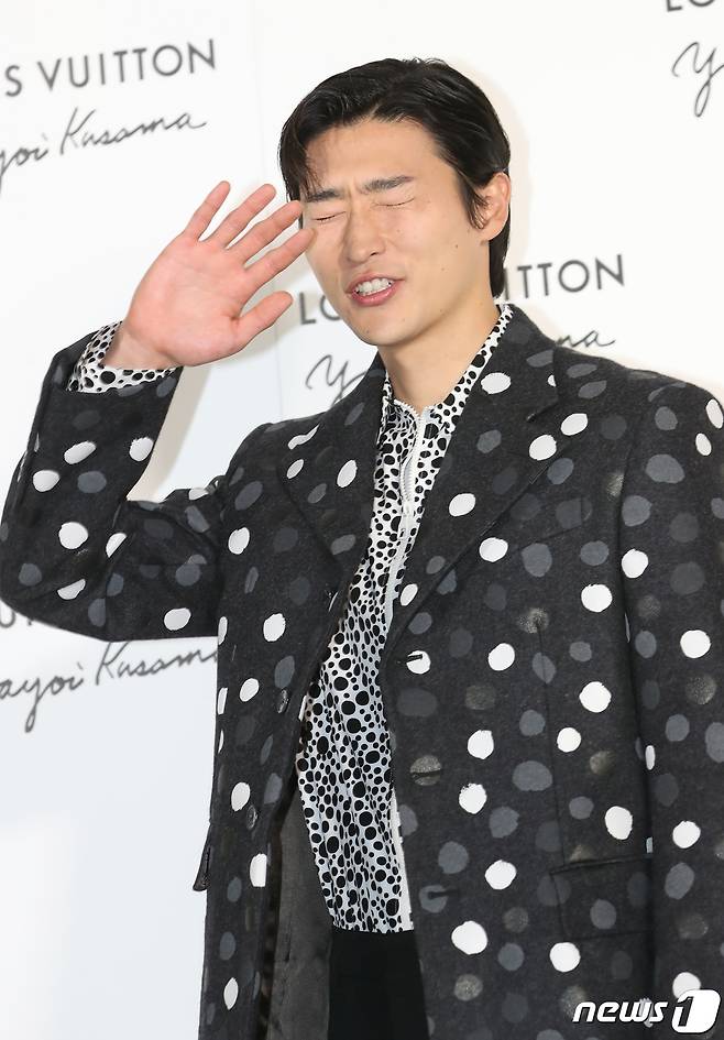 축구 국가대표 선수 조규성이 6일 서울 강남구 루이비통 메종 서울에서 열린 루이비통과 쿠사마 야요이와의 협업 기념행사에서 쏟아지는 플래시 세례에 손으로 얼굴을 가리고 있다. ⓒ News1 권현진 기자