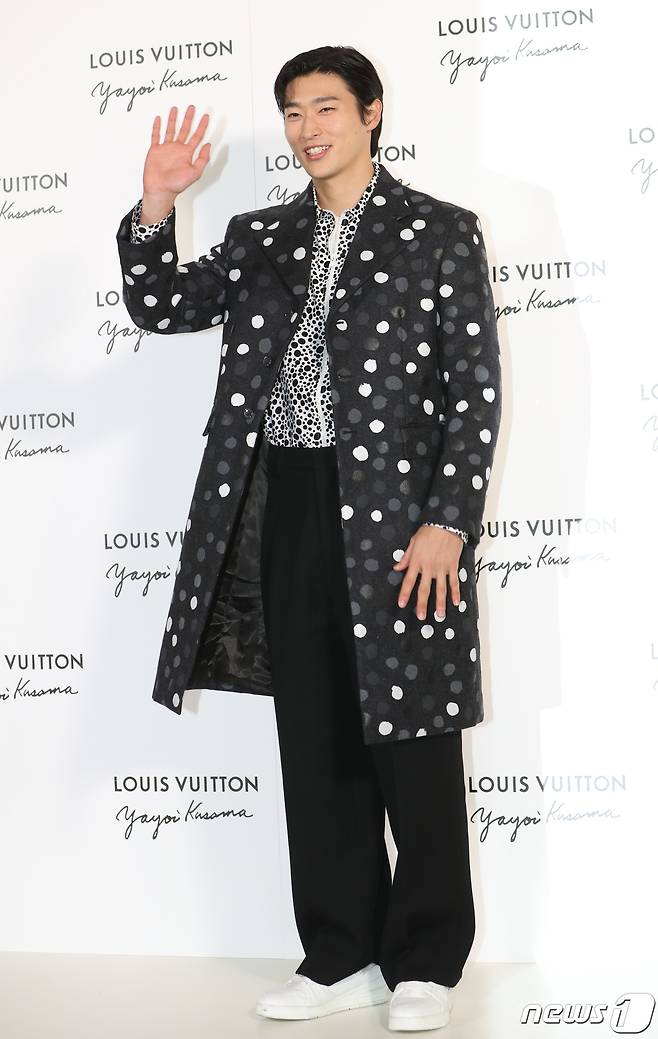 축구 국가대표 선수 조규성이 6일 서울 강남구 루이비통 메종 서울에서 열린 루이비통과 쿠사마 야요이와의 협업 기념행사에서 달콤한 손 인사를 하고 있다. ⓒ News1 권현진 기자