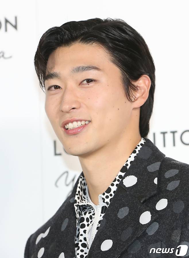 축구 국가대표 선수 조규성이 6일 서울 강남구 루이비통 메종 서울에서 열린 루이비통과 쿠사마 야요이와의 협업 기념행사에서 치명적인 매력을 발산하고 있다. ⓒ News1 권현진 기자