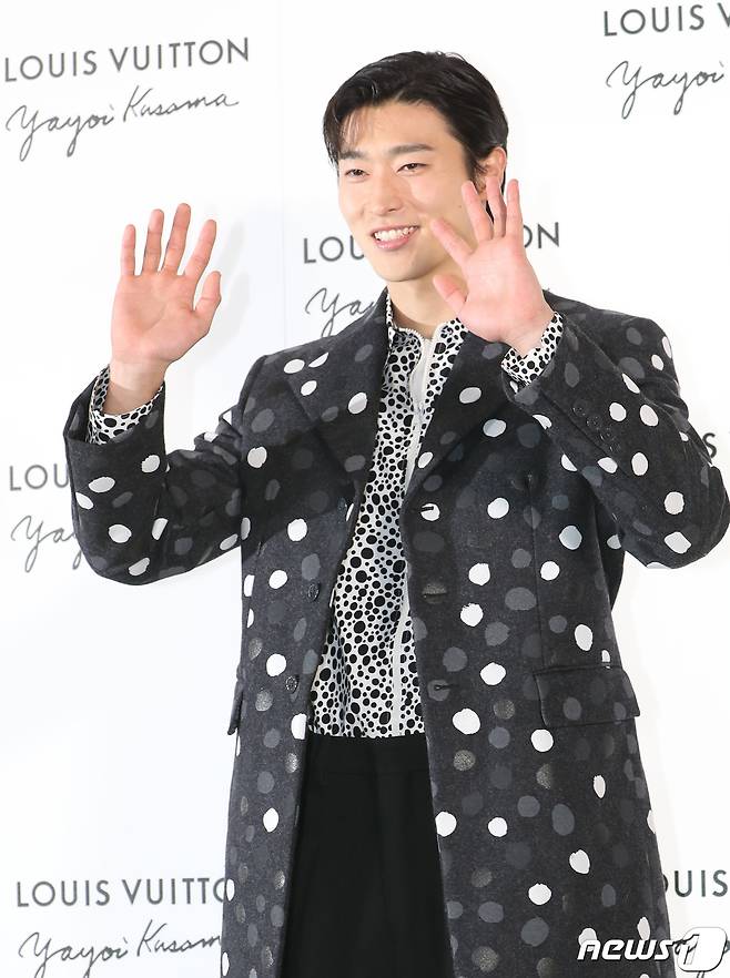 축구 국가대표 선수 조규성이 6일 서울 강남구 루이비통 메종 서울에서 열린 루이비통과 쿠사마 야요이와의 협업 기념행사에서 손을 흔들고 있다. ⓒ News1 권현진 기자