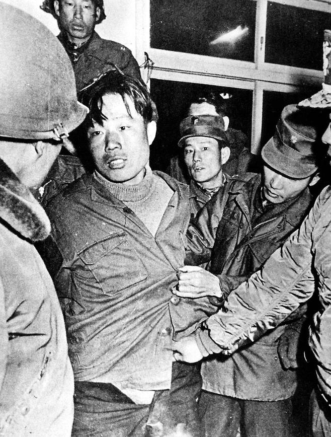1968년 1월 21일 김신조를 포함한 북측의 무장공비가 청와대기습을 시도 했다. 공비 김신조가 생포되고 있다.