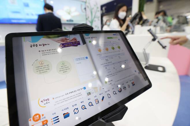 지난 9월 22일 서울 강남구 코엑스에서 열린 '2022 에듀테크 코리아 페어'에서 참관객들이 디지털 교과서를 체험하고 있다. /연합뉴스