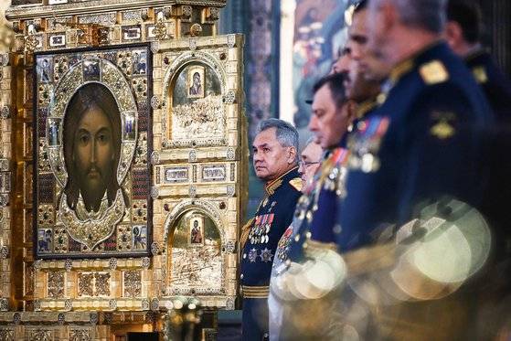 지난 2020년 6월 14일 러시아 모스크바 외곽에 제2차 세계대전 승전 75주년을 기념해 건설된 러시아군대성당의 완공 기념 미사에 세르게이 쇼이구 러시아 국방장관(왼쪽) 등 러시아군 수뇌부가 참석했다. AFP=연합뉴스