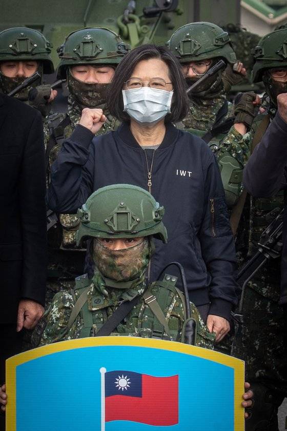 차이잉원 대만 총통이 6일 대만 자이현의 군부대를 방문해 군사훈련을 참관한 뒤 기념촬영을 하고 있다. EPA=연합뉴스