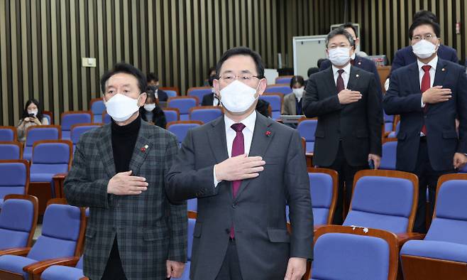 국민의힘 의원총회 주호영 국민의힘 원내대표(앞줄 오른쪽)와 김석기 사무총장(왼쪽)이 6일 국회 의원총회에서 국민의례를 하고 있다. 연합뉴스