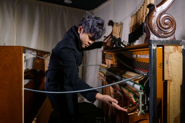김재훈이 피아노들을 분해하고 재조립해 만든 새로운 악기 PNO를 연주하고 있다.     ⓒChadPark