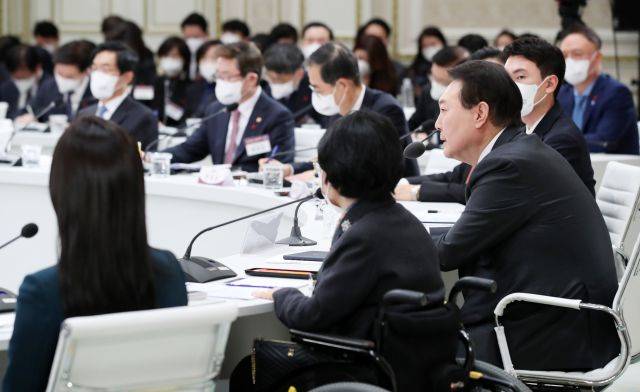 윤석열 대통령이 5일 청와대 영빈관에서 열린 교육부-문화체육관광부 업무보고에서 발언하고 있다. 대통령실통신사진기자단