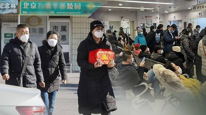 중국 의료시설에 몰린 코로나19 감염 추정 환자/사진=연합뉴스