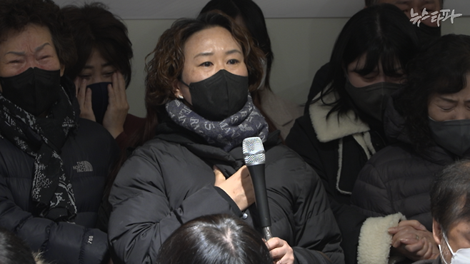 10·29 이태원참사 유가족협의회 창립 기자회견에서 발언하는 신지현 씨의 모습