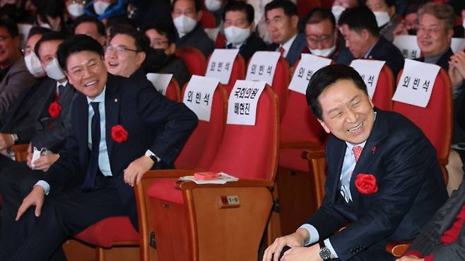 국민의힘 차기 당 대표 경선에 출마한 김기현 의원(오른쪽)이 5일 오후 서울 송파구민회관에서 열린 국민의힘 송파을 신년인사회에서 참석자 소개를 들으며 활짝 웃고 있다. 연합뉴스