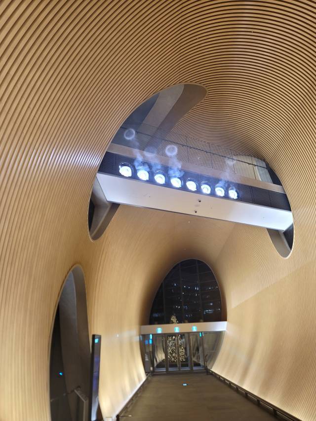 건축가 안도 다다오가 LG아트센터 1층에 조성한 공간 ‘튜브’에서는 작가 A A 무라카미의 ‘포그 캐논(Fog Canon)’을 만날 수 있다. 폭폭 소리를 내며 안개 링이 발사되고 소리 없이 사라지기를 반복한다. 조상인 기자