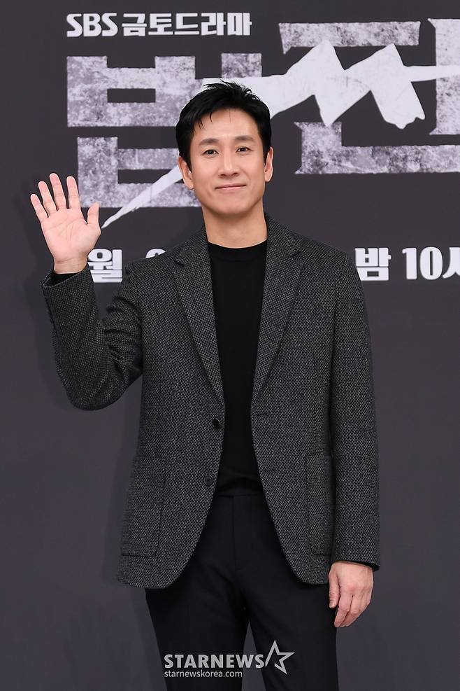 배우 이선균이 6일 오후 온라인으로 진행된 SBS 금토드라마 '법쩐' 제작발표회에 참석해 포즈를 취하고 있다.  '법쩐'은 '법'과 결탁한 '쩐'의 카르텔에 맞서기 위해, 모든 것을 내걸고 거침없이 싸우는 '우리 편'의 이야기를 다룬 통쾌한 복수극이다. / 사진제공 = SBS /사진=김창현 기자 chmt@