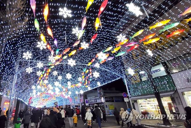 겨울 축제 앞두고 선등거리 점등 [연합뉴스 자료사진]