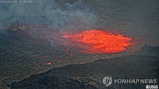 분화 시작한 하와이 킬라우에아 화산 (로이터=연합뉴스) 5일(현지시간) 하와이의 킬라우에아 화산에서 용암이 분출하고 있다. 2022.1.5. photo@yna.co.kr