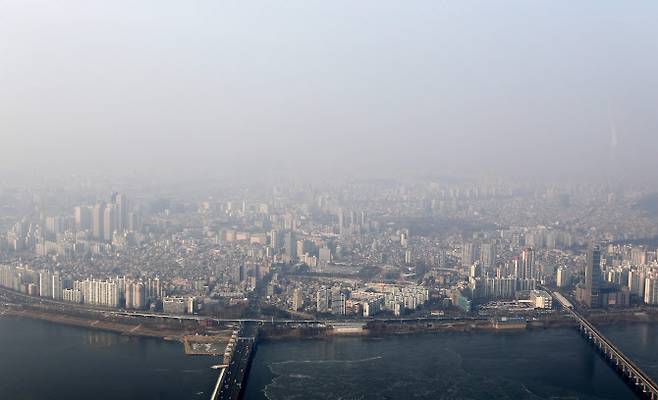 수도권 전역에 미세먼지 예비저감조치가 시행된 6일 오후 서울 송파구 롯데월드타워 전망대에서 내려다본 서울 시내. (사진=뉴시스)