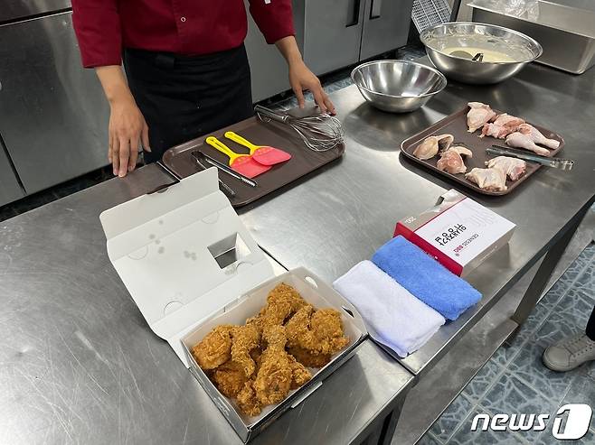 치킨대학 신규점주 '황금 올리브 치킨' 제조 교육 과정에 필요한 준비물이 준비돼 있다. ⓒ News1 신민경 기자