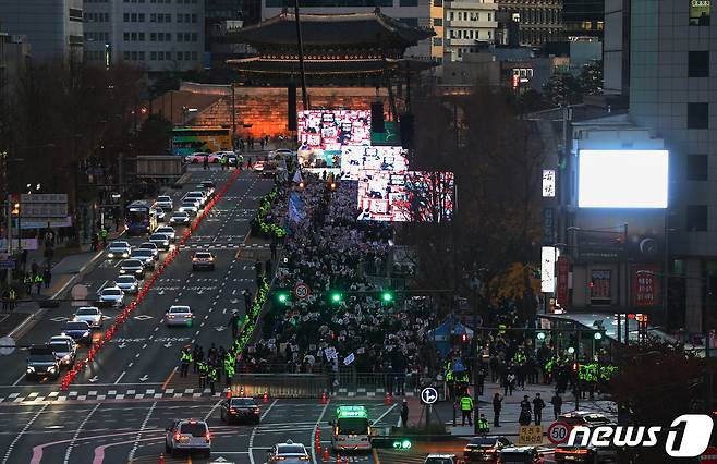 촛불승리전환행동(촛불행동) 등 진보단체 관계자들이 26일 오후 서울 중구 태평로 일대에서 '김건희 특검·윤석열 퇴진 촛불대행진' 집회를 하고 있다. 2022.11.26/뉴스1 ⓒ News1 민경석 기자