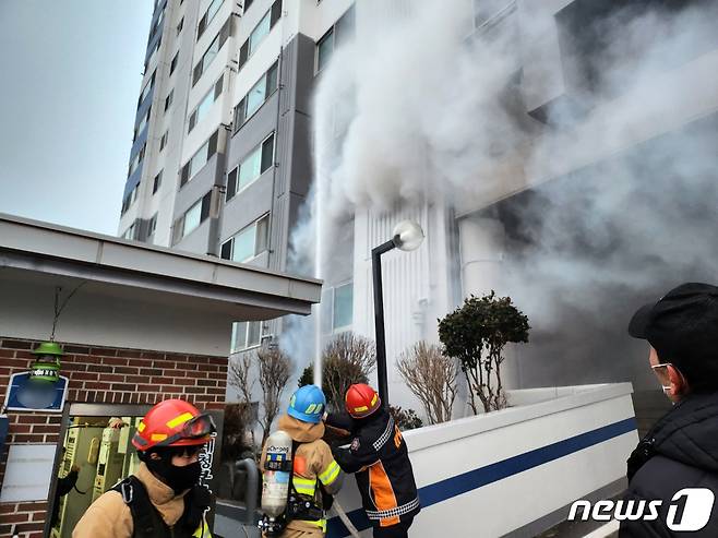 7일 오전 울산 북구 신청동의 한 아파트 2층에서 불이 나 소방대원들이 진화작업을 하고 있다. (울산소방본부 제공)