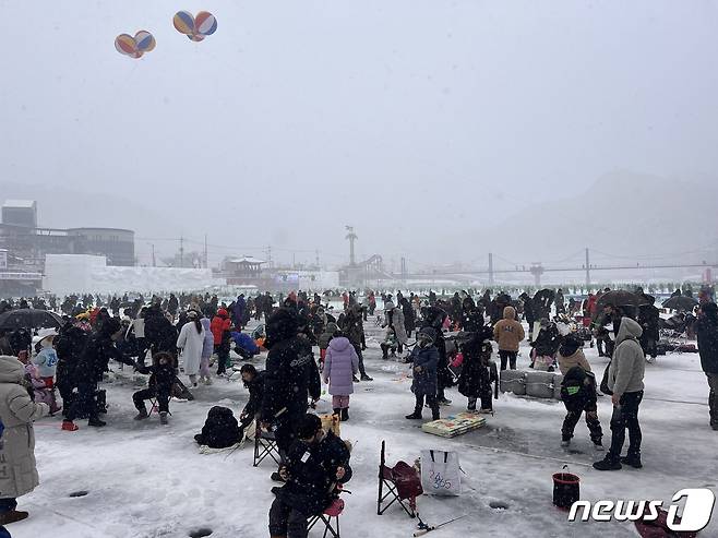 7일 3년만에 개막된 ‘'강원도 대표 겨울축제’’ 화천산천어축제가 열리는 화천천 일대에서 관광객들이 얼음낚시를 하고있다.ⓒ News1 한귀섭 기자