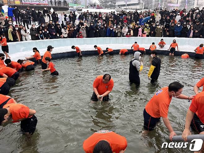 7일 개막된 ‘강원도 대표 겨울축제' 화천산천어축제장을 찾은 관광객들이 맨손잡기 체험을 하고 있다.2023.1.7 ⓒ News1 한귀섭 기자